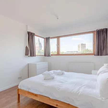 Unique Spacious Central 3 Bedroom With Rooftop Terrace *