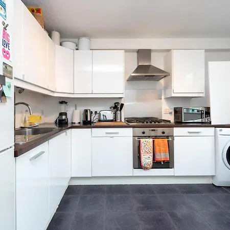 Battersea 2 Bedroom Flat *