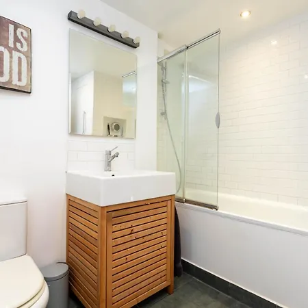 Battersea 2 Bedroom Flat * London