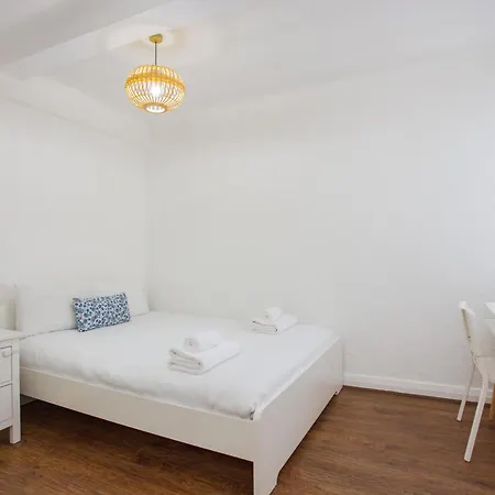 Contemporary 2 Bedroom Flat In Bayswater *