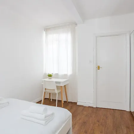 Contemporary 2 Bedroom Flat In Bayswater *