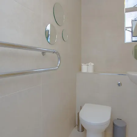 Contemporary 2 Bedroom Flat In Bayswater London