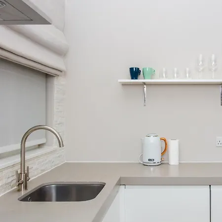 Modern & Spacious 1 Bedroom In Apartment