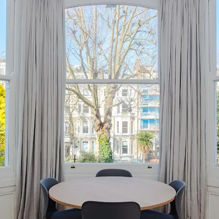 Modern & Spacious 1 Bedroom In Apartment *