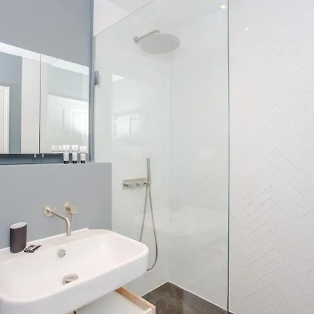 Modern & Spacious 1 Bedroom In Apartment