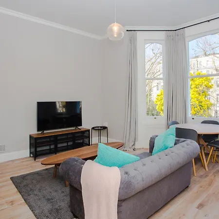 Modern & Spacious 1 Bedroom In Apartment *