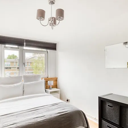 Homely 4 Bedroom House In Brixton