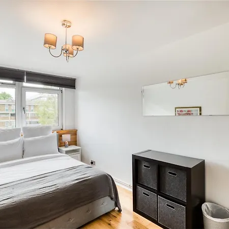 Homely 4 Bedroom House In Brixton *