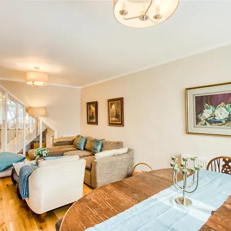 Homely 4 Bedroom House In Brixton London
