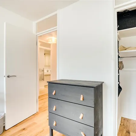 Homely 4 Bedroom House In Brixton Apartment