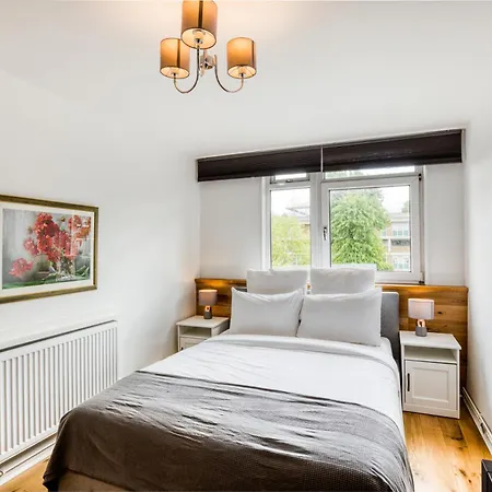 Homely 4 Bedroom House In Brixton Apartment