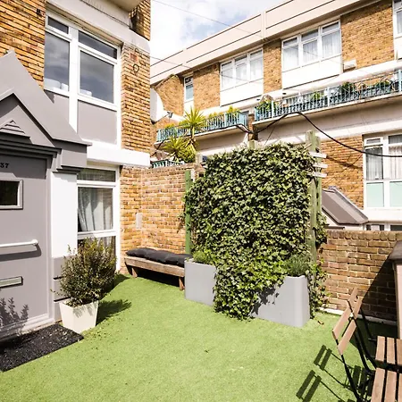 Homely 4 Bedroom House In Brixton Apartment London
