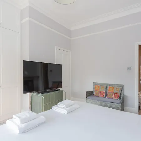 Apartment Newly Renovated 3 Bedroom In North West *