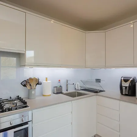 Newly Renovated 3 Bedroom In North West Apartment *