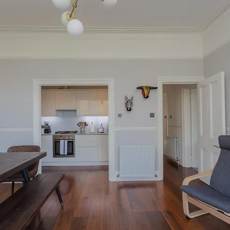 Newly Renovated 3 Bedroom In North West Apartment *