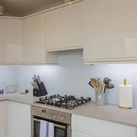 Newly Renovated 3 Bedroom In North West * London