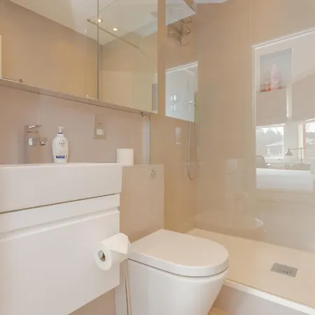 Newly Renovated 3 Bedroom In North West Apartment