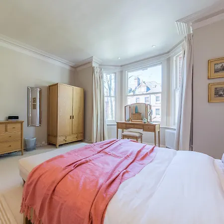 Homely 2 Bedroom Victorian In Hampstead Apartment *