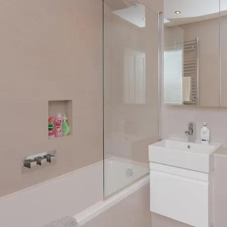 Apartment Newly Renovated 3 Bedroom In North West *