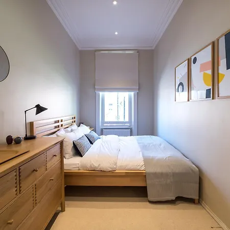 Homely 2 Bedroom Victorian In Hampstead Apartment