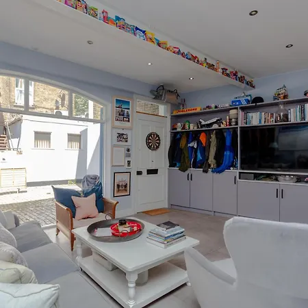 Contemporary 2 Bedroom House In Vibrant Shepherds Bush London