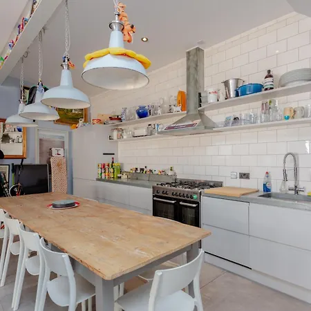Contemporary 2 Bedroom House In Vibrant Shepherds Bush *