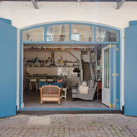 Contemporary 2 Bedroom House In Vibrant Shepherds Bush London