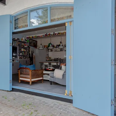 Contemporary 2 Bedroom House In Vibrant Shepherds Bush