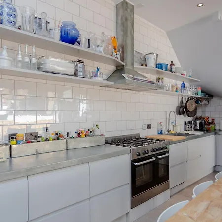 Contemporary 2 Bedroom House In Vibrant Shepherds Bush Apartment *