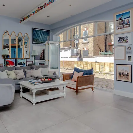 Contemporary 2 Bedroom House In Vibrant Shepherds Bush London