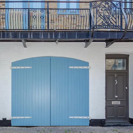 Contemporary 2 Bedroom House In Vibrant Shepherds Bush Apartment *
