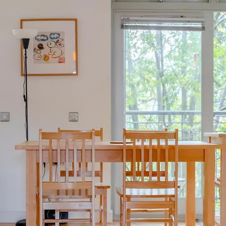 Spacious 2 Bedroom Near White Apartment