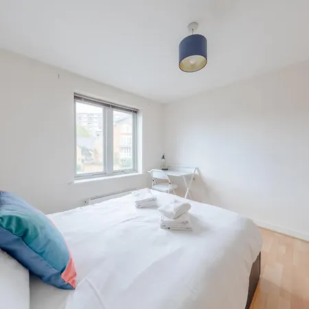 Spacious 2 Bedroom Near White *
