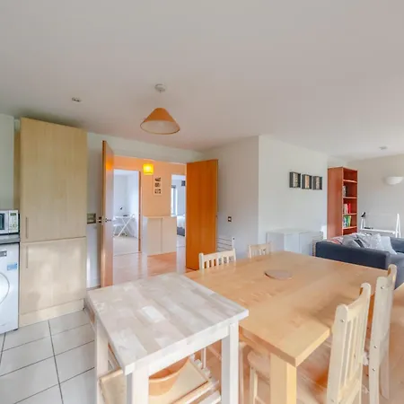 Apartment Spacious 2 Bedroom Near White *