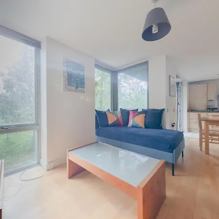 Spacious 2 Bedroom Near White London
