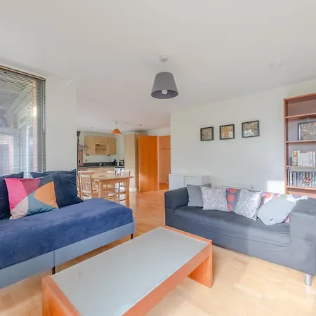 Spacious 2 Bedroom Near White London