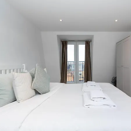 Gorgeous 3 Bedroom In Quaint Southfields Apartment London