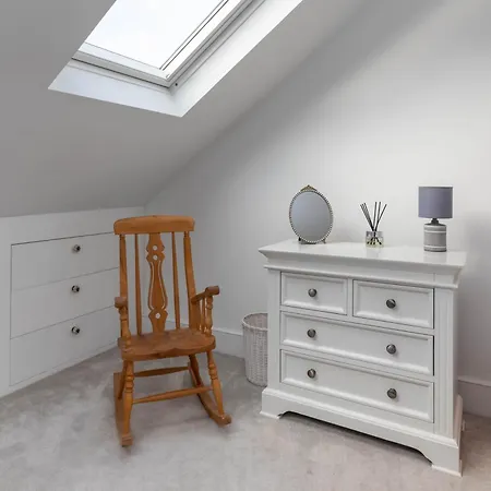 Gorgeous 3 Bedroom In Quaint Southfields * London
