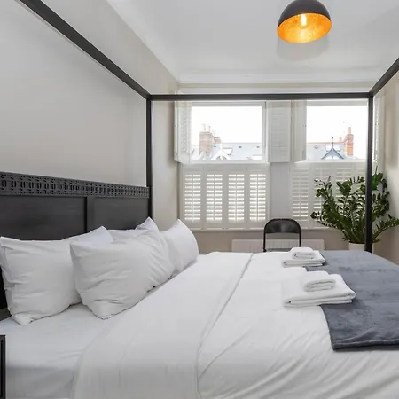 Gorgeous 3 Bedroom In Quaint Southfields London