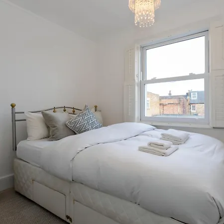 Gorgeous 3 Bedroom In Quaint Southfields Apartment London