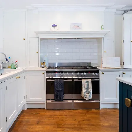 Gorgeous 3 Bedroom In Quaint Southfields *