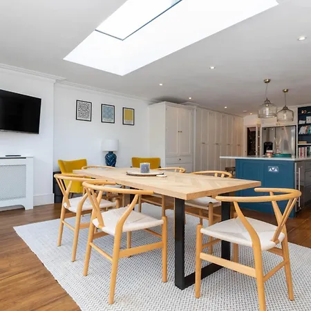 Gorgeous 3 Bedroom In Quaint Southfields London