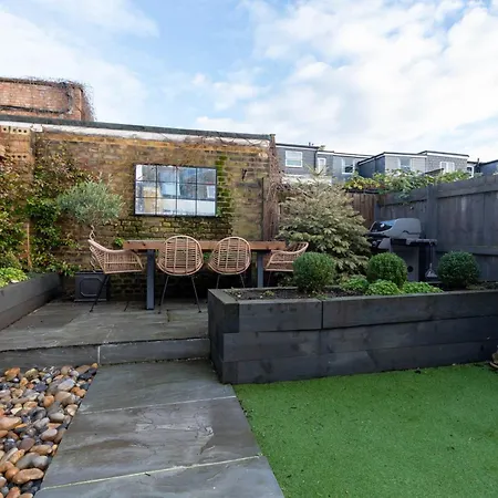 Gorgeous 3 Bedroom In Quaint Southfields London
