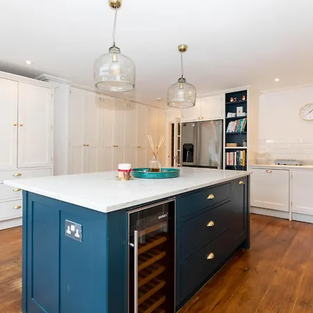 Gorgeous 3 Bedroom In Quaint Southfields Apartment
