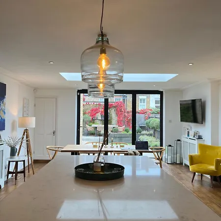 Gorgeous 3 Bedroom In Quaint Southfields