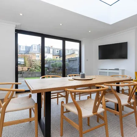 Gorgeous 3 Bedroom In Quaint Southfields Apartment London