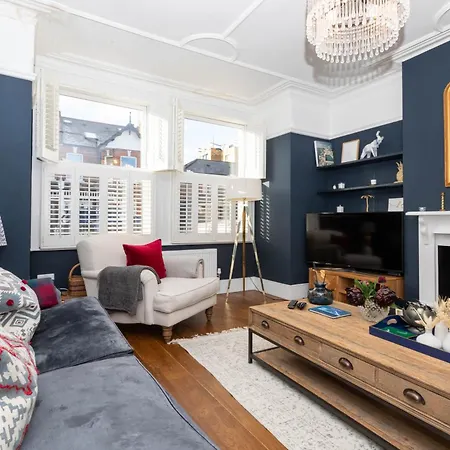 Gorgeous 3 Bedroom In Quaint Southfields Apartment