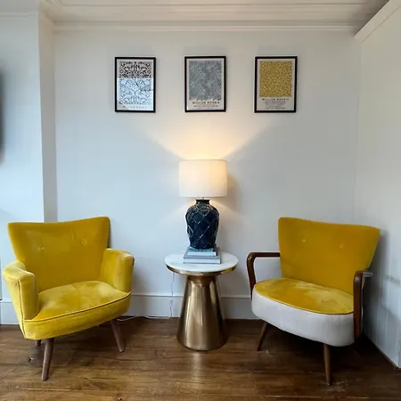 Gorgeous 3 Bedroom In Quaint Southfields Apartment
