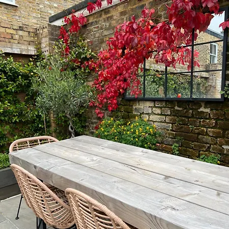Gorgeous 3 Bedroom In Quaint Southfields Apartment