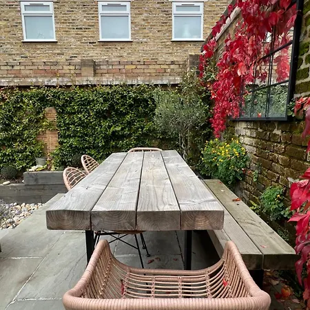 Gorgeous 3 Bedroom In Quaint Southfields Apartment London